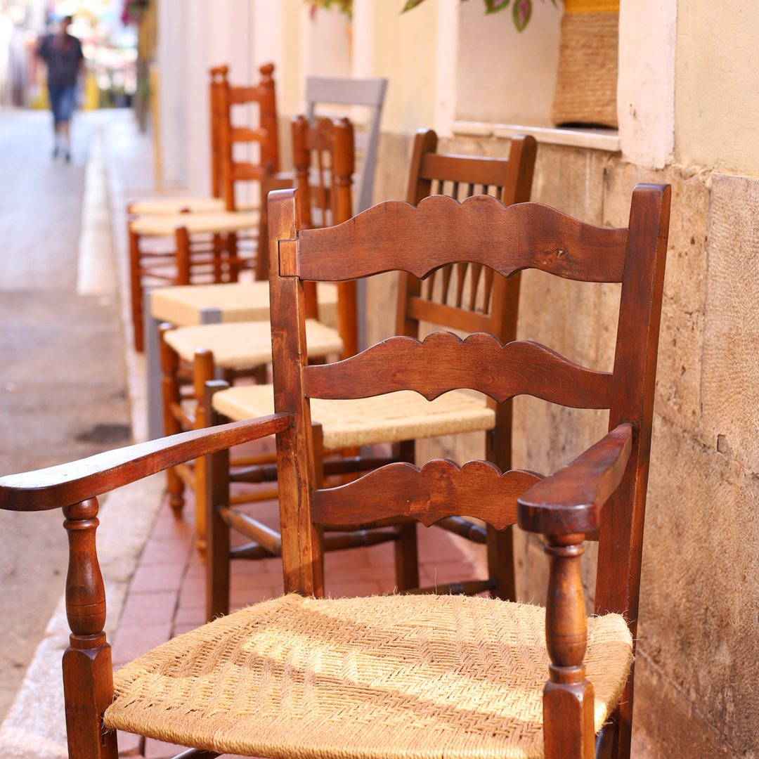 Cadires tradicionals de fusta i bova al carrer