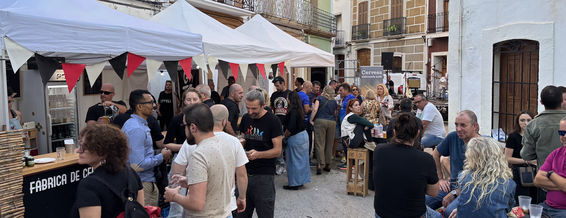 Gent a la Fira Gata al Carrer entre parades i música