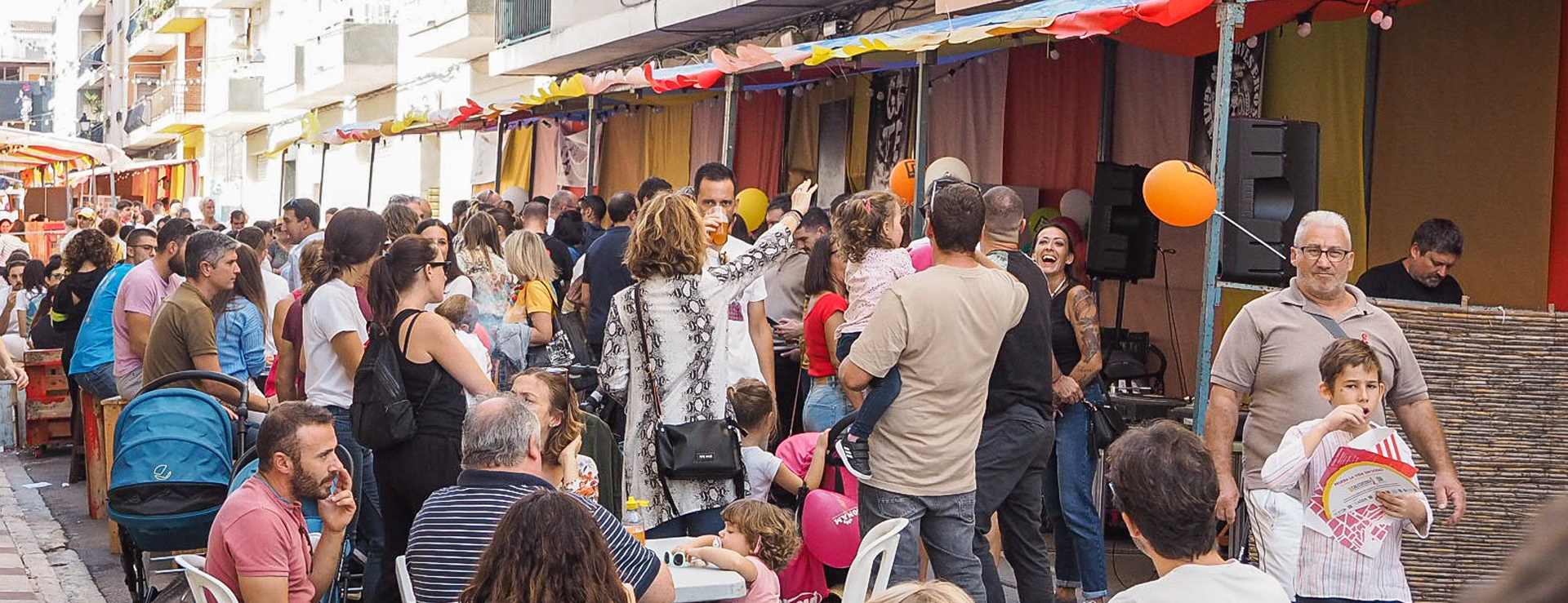 Fira de Gata al carrer: gent al carrer entre parades i música