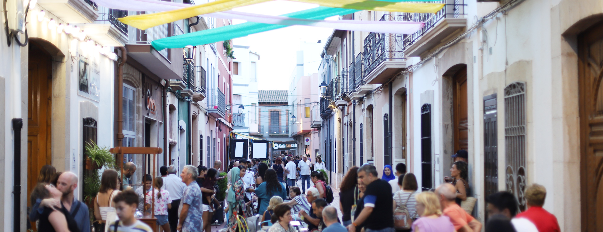 Carrer de Gata de Gorgos ple de gent durant la Fira