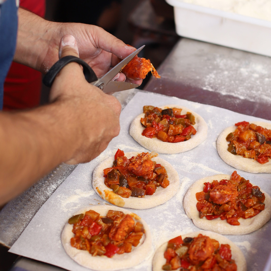 Preparant coques tradicionals de la Marina