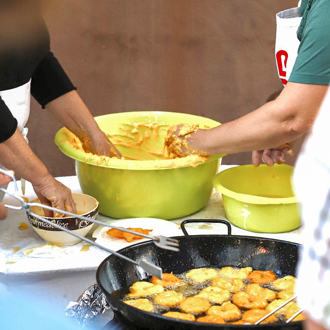 Preparant bunyols al carrer